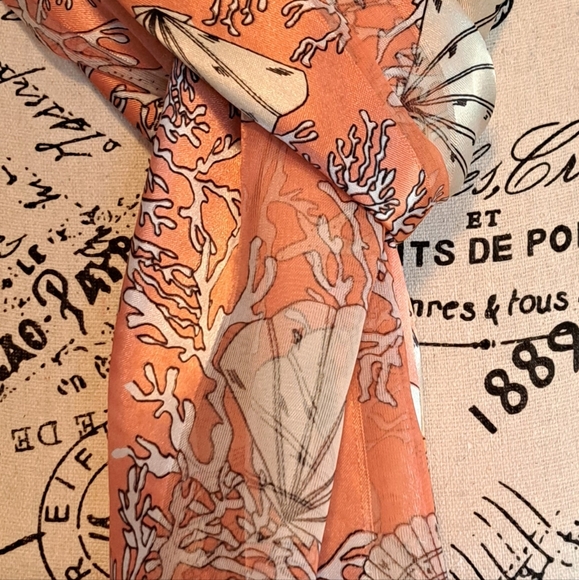 A scarf ✨️ silk feel made in Korea - Picture 6 of 8